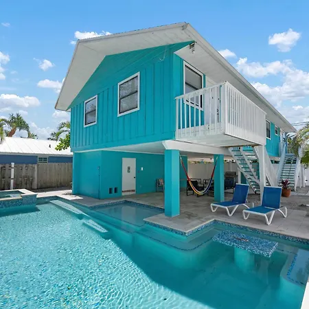 Hidden Treasure Unit A! Modern Duplex With Shared Pool Just 200 Steps To The Beach!
